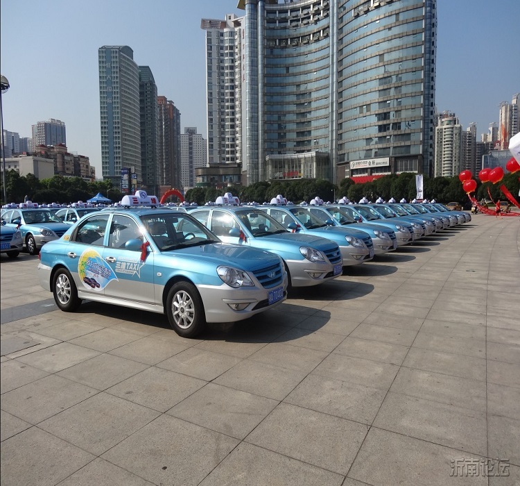 上海700辆出租车顶灯.jpg