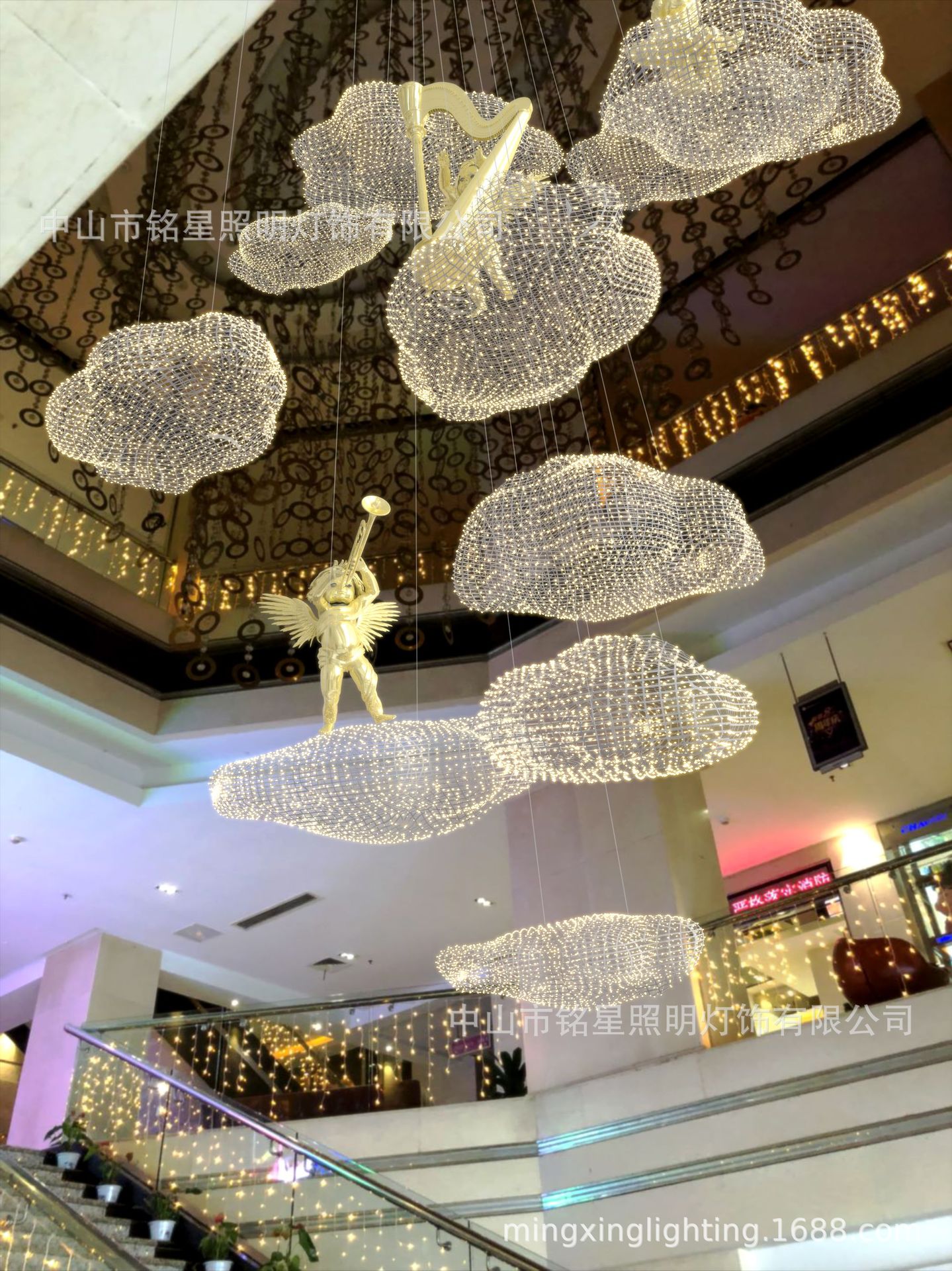 大型商场中庭设计铁丝网LED云朵雕塑商业美陈铁艺云朵灯中厅吊饰示例图4