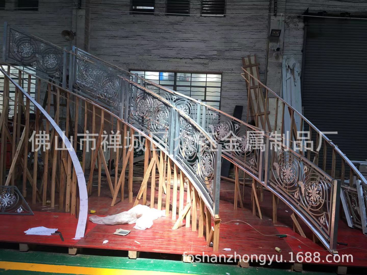 厂家直销 别墅楼梯铝板镂空雕花成型电镀K金护栏 高端品质示例图13