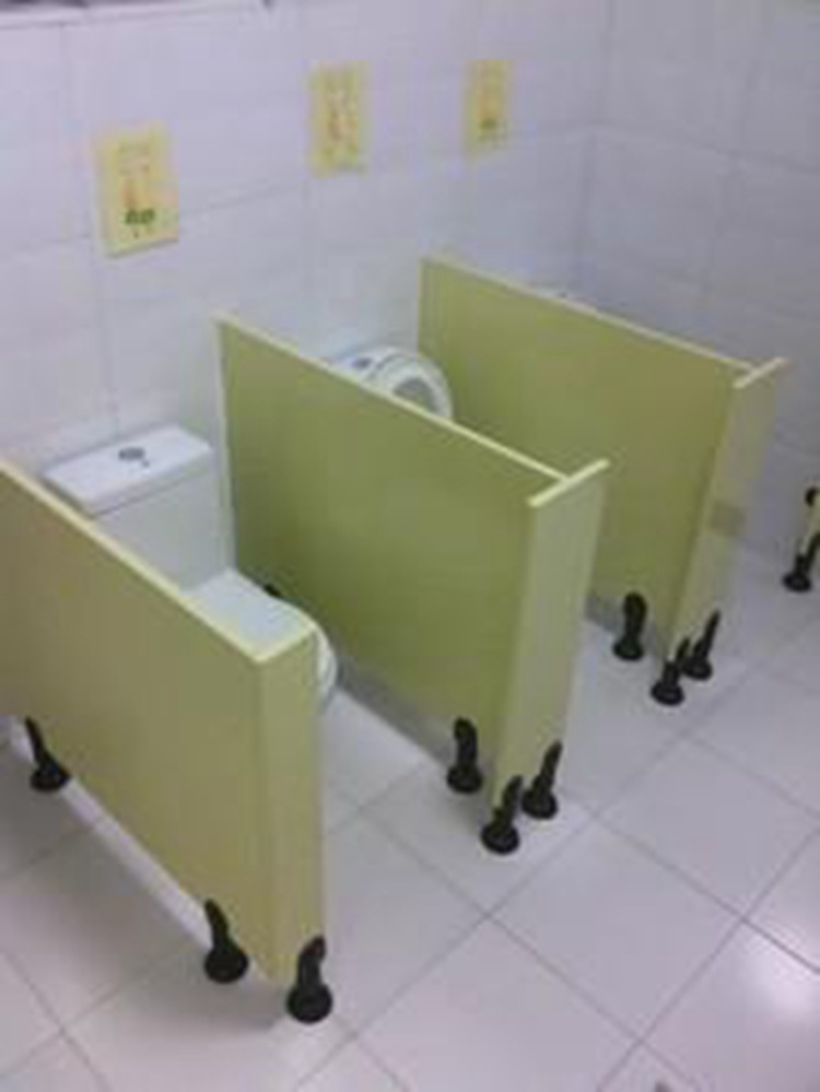 济南厂家幼儿园卡通设计防水防潮厕所隔断隔板门公共卫生间隔断门示例图8