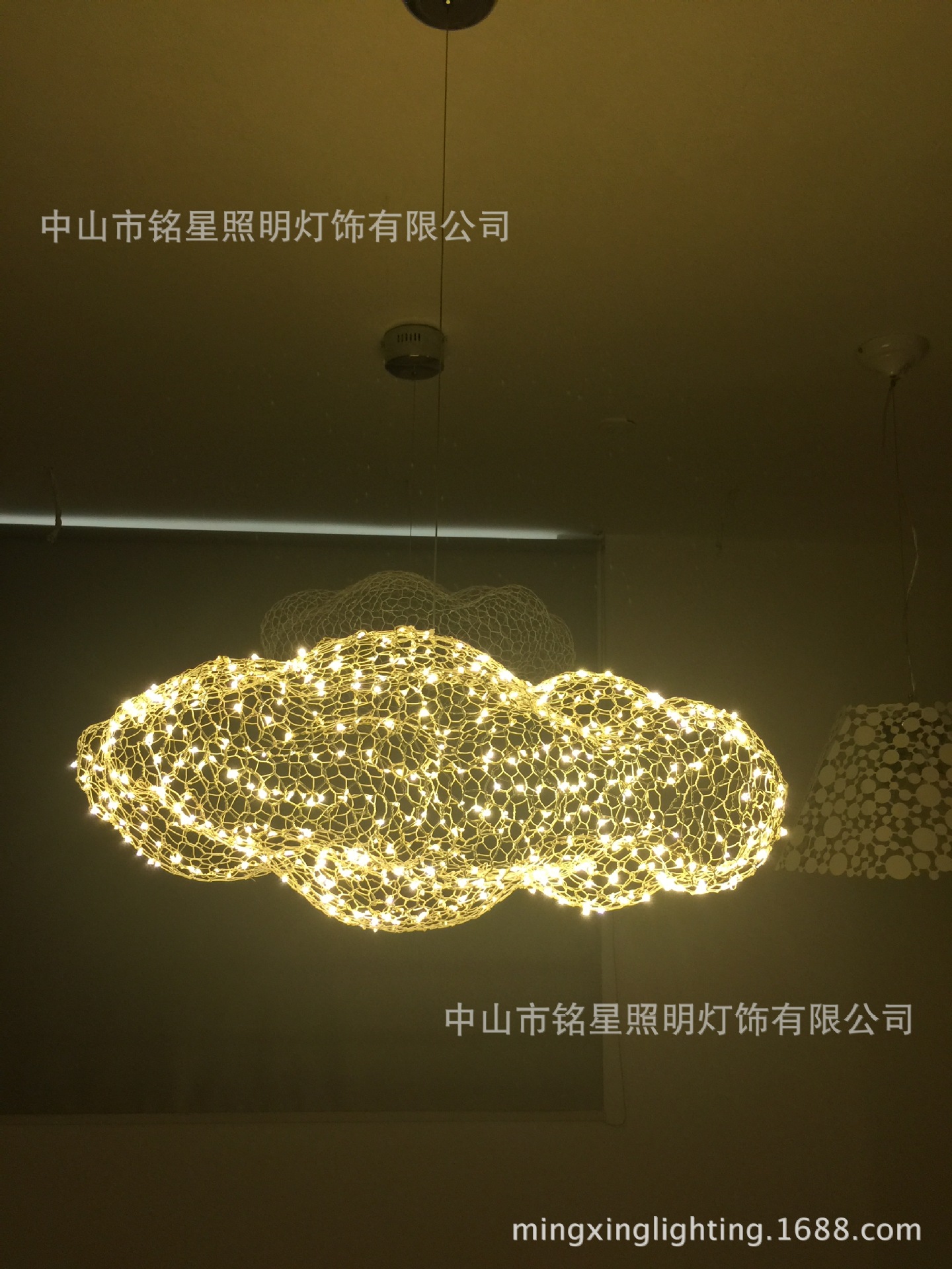 大型商场中庭设计铁丝网LED云朵雕塑商业美陈铁艺云朵灯中厅吊饰示例图24