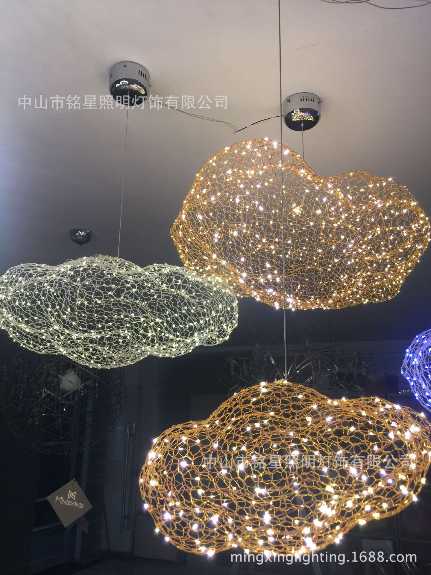 大型商场中庭设计铁丝网LED云朵雕塑商业美陈铁艺云朵灯中厅吊饰示例图16