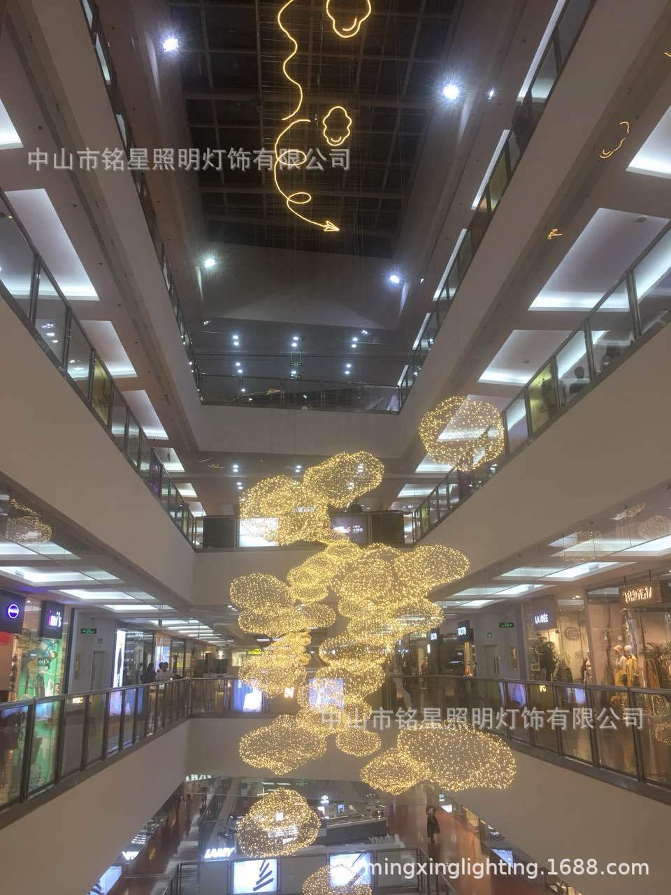 大型商场中庭设计铁丝网LED云朵雕塑商业美陈铁艺云朵灯中厅吊饰示例图6
