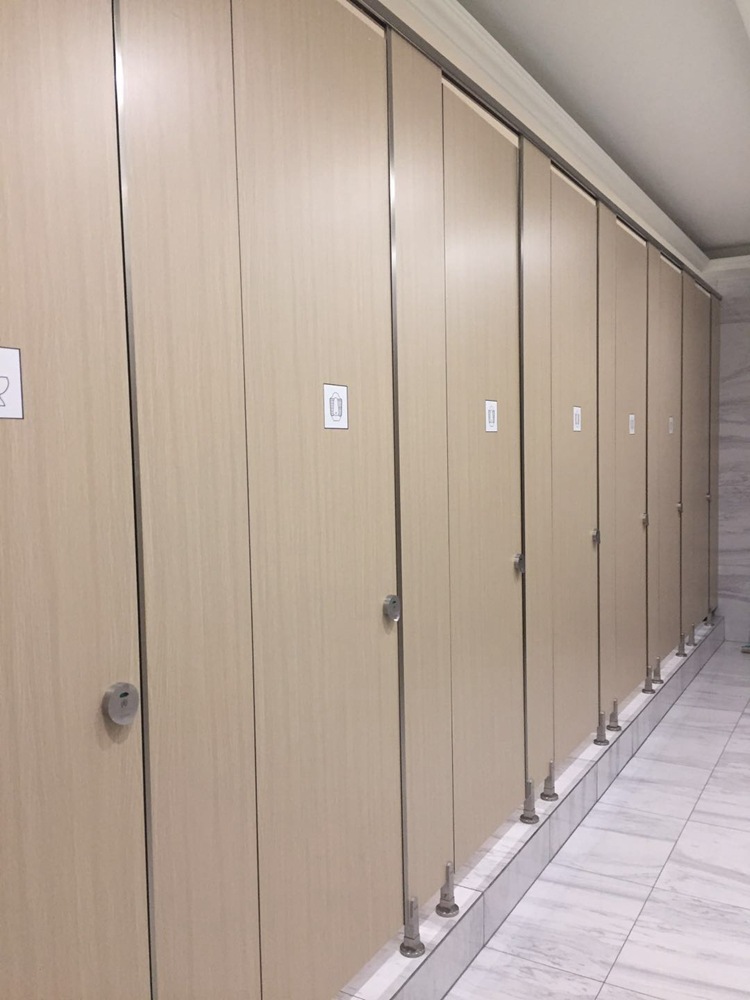 厂家直销学校公共卫生间隔断 抗贝特铝蜂窝板 厕所PVC隔断板批发示例图8