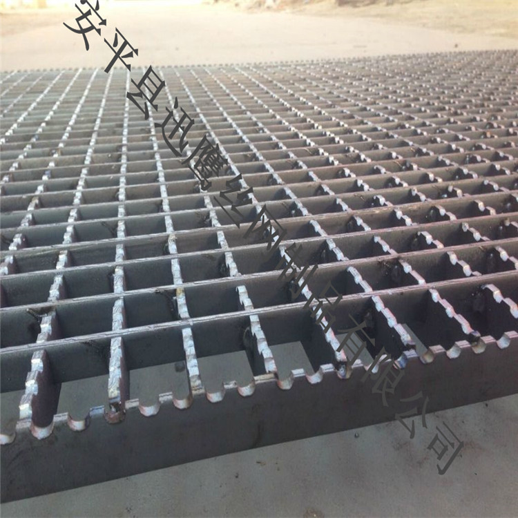 齿型防滑板定制   镀锌锯齿形踏步板   武汉市沟盖方格板厂家示例图3