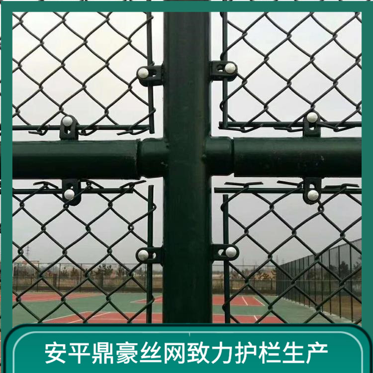 球场金属围网 球场护栏围网 钢格板球场围网 鼎豪丝网图片