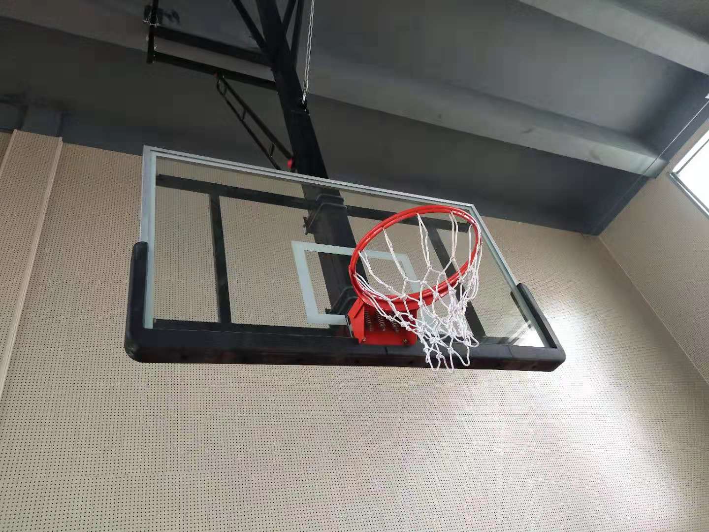 贵州晶康牌配置钢化玻璃篮板固定式篮球架款式多样