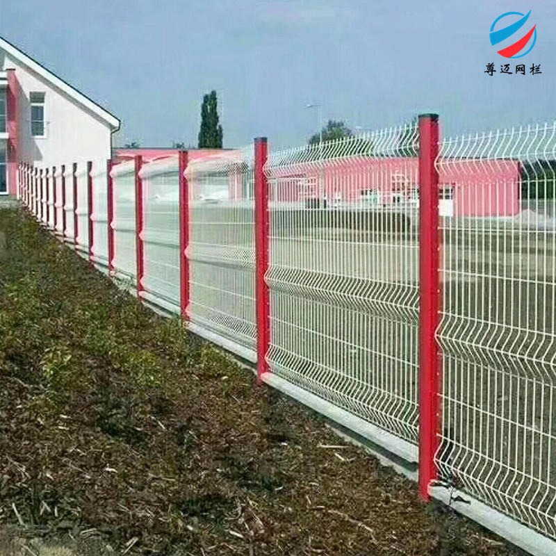 尊迈厂家生产白色桃型柱护栏现货供应 庭院围墙折弯护栏网 小区绿化带围栏网