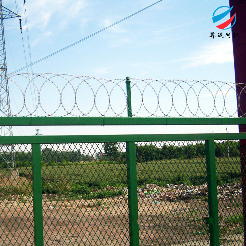 沈阳机场护栏网 尊迈安全防御护栏网 监狱专用铁丝网 三角折弯护栏厂家