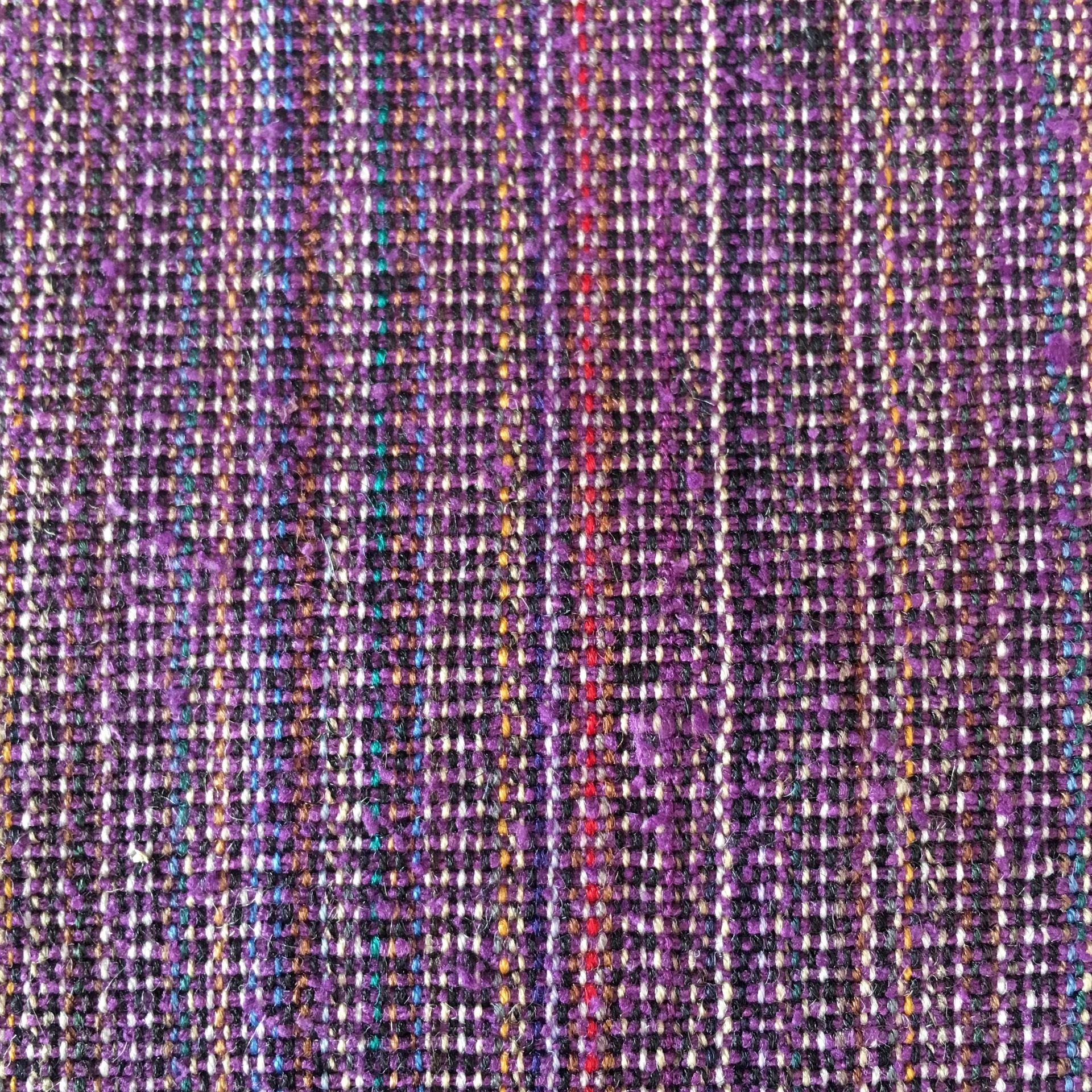 辽宁传统柞丝产品色织真丝绸z7z8，经纬均采用色织柞蚕丝，采用传统工艺织造而成，适合做时装装饰灯用途你，批量少，色号多。图片