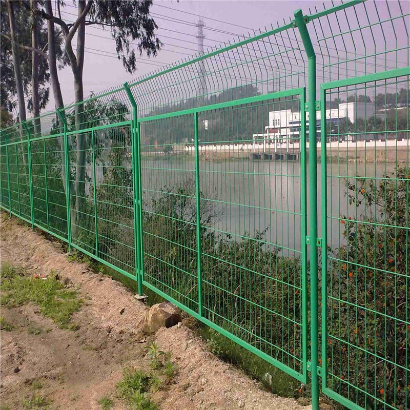 优质厂家金属铁丝网绿色养鸡围栏网绿塑铁丝网佳星河边道路围栏网批发