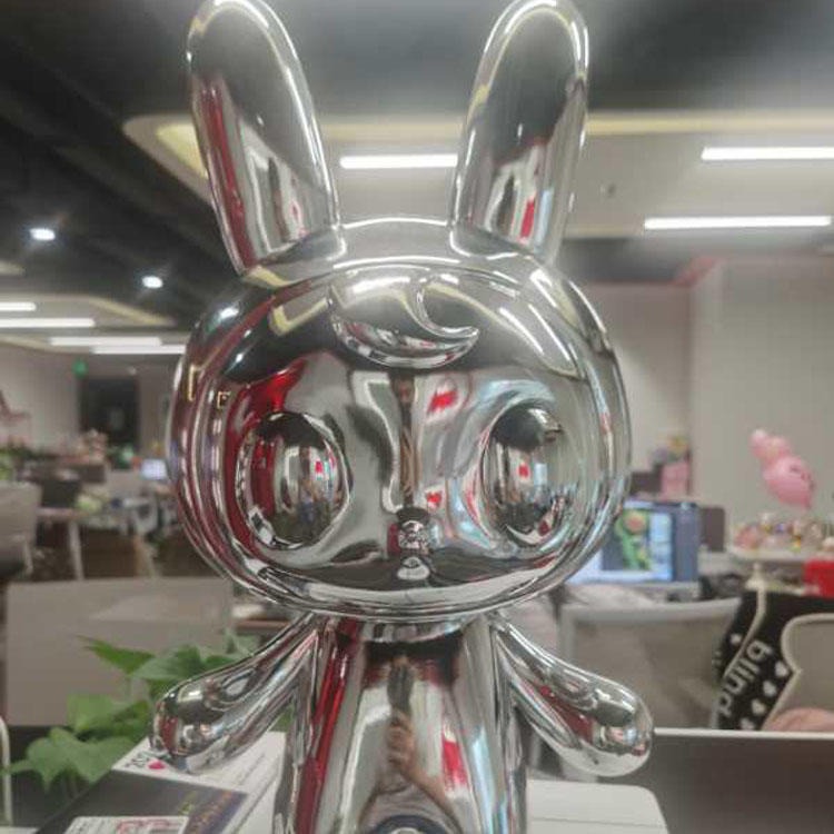 佰盛 卡通小兔子雕塑 景观小品互动摆件 卡通玻璃钢雕塑图片