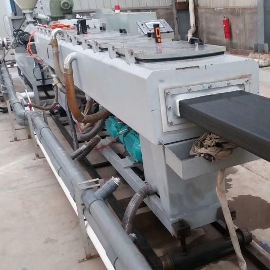 海洋塑料踏板设备 PE板海洋养殖踏板生产线PE中空防滑板生产线厂家