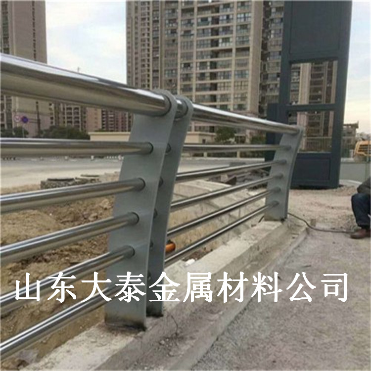 桥梁不锈钢复合管护栏 山东防撞镀锌管桥梁护栏 不锈钢内衬碳素钢复合管护栏