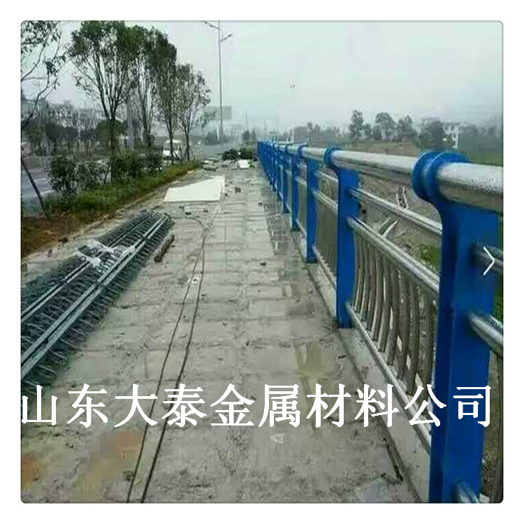 大泰生产销售 碳素钢喷塑防撞栏杆 陕西桥梁河道防撞栏杆图片