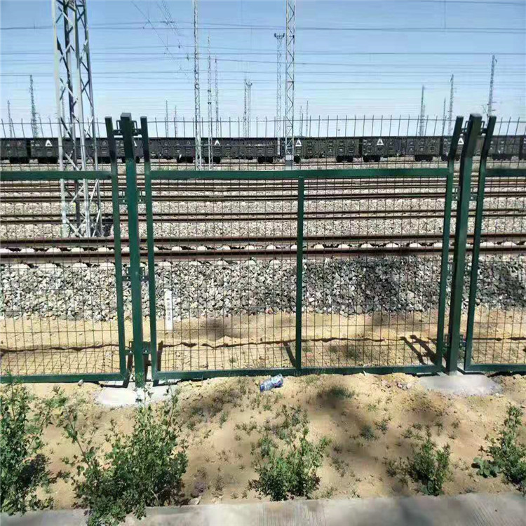 8001铁路防护栅栏防护栅栏厂家直销镀锌支架防护栅栏
