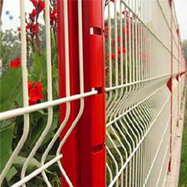  保税区围栏网 三折弯防护围栏网 桃型柱围栏网现货供应