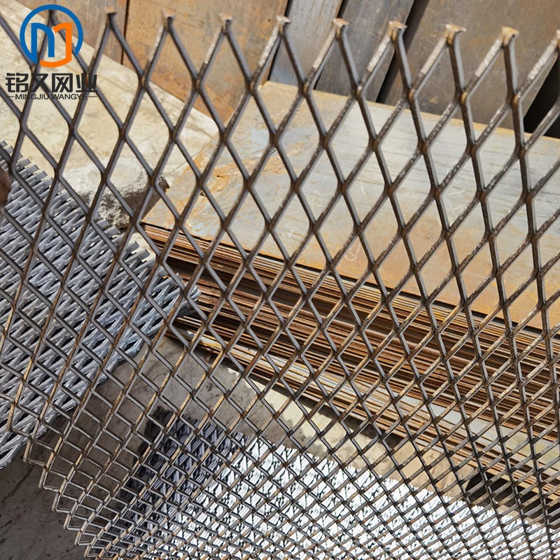 铭久钢板网定制菱形网片铁丝钢板网 防滑打孔建筑金属菱形铁板网图片
