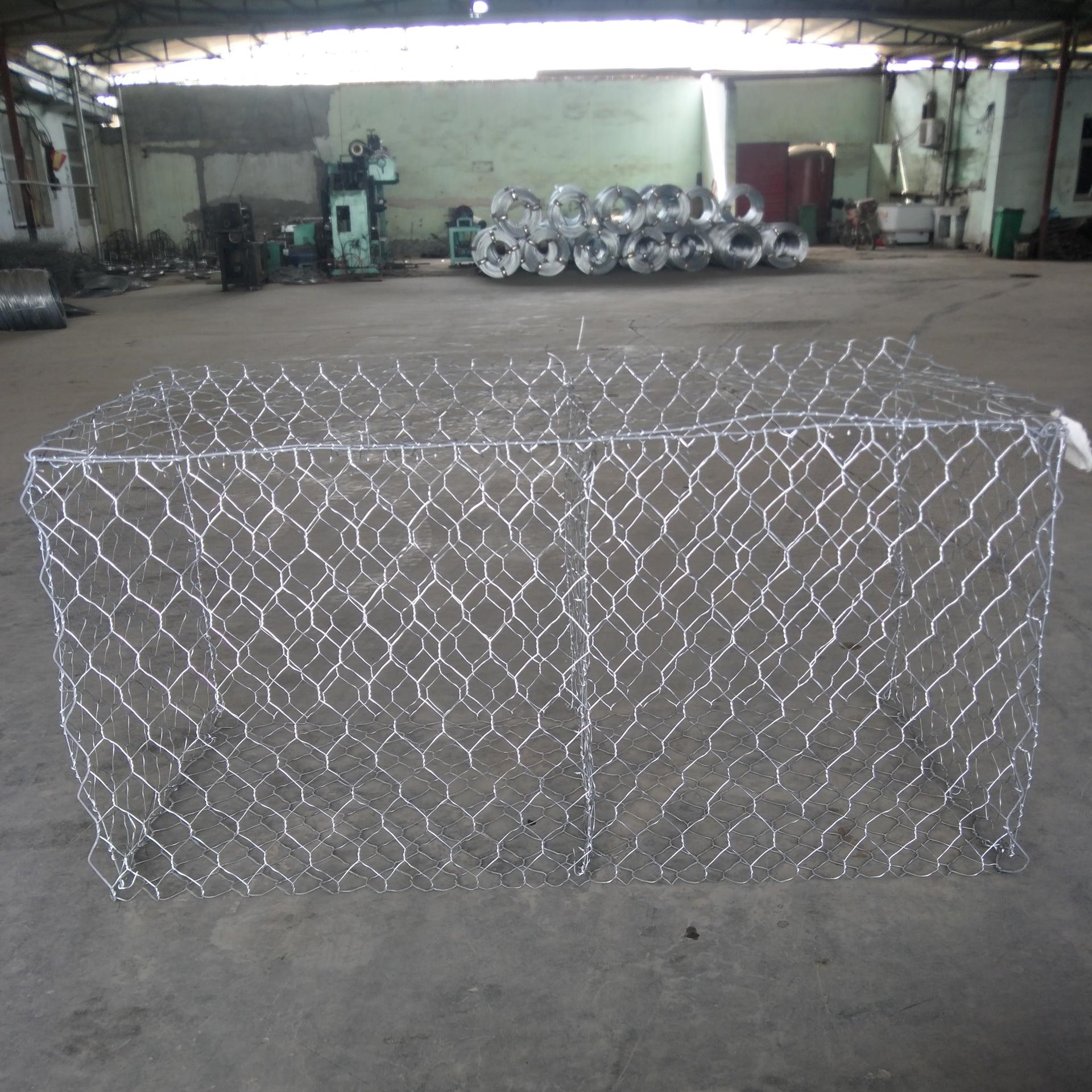 泰同石笼网厂家生产：固滨笼网箱，尺寸2×1×1，原材料采用：铝锌钢丝，镀锌层达：260克/m2