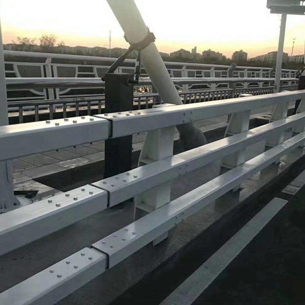 河北崇泽 q235/345材质道桥防撞护栏生产厂家 金属钢管防撞护栏施工