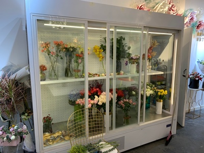 延边三开门商用鲜花展示柜大号型1.8米精致款三开门鲜花保鲜柜风冷无霜立式鲜花展示柜图片