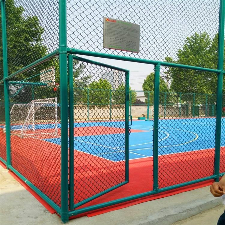 迅鹰球场勾花护栏网生产厂家   包塑篮球场围网  延安球场防护栏价格
