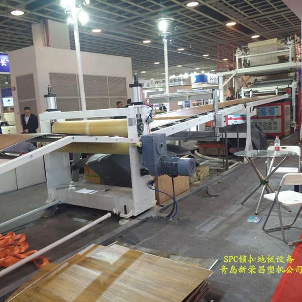 SPC锁扣地板设备PVC石塑地板生产线PE木塑地板机械生产厂家图片