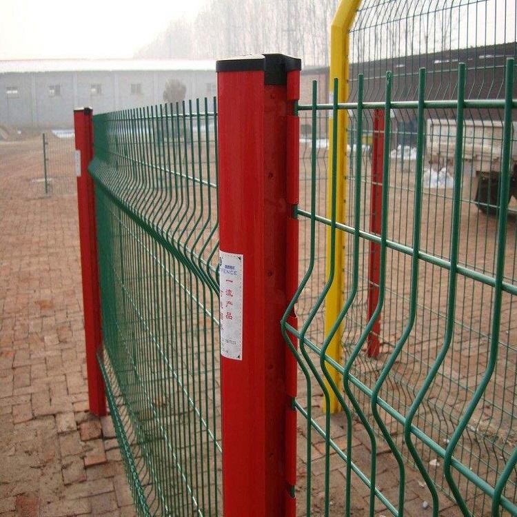AP德兰机场护栏网 浸塑折弯桃型柱护栏网 绿色小区道路护栏网 厂家现货秒发