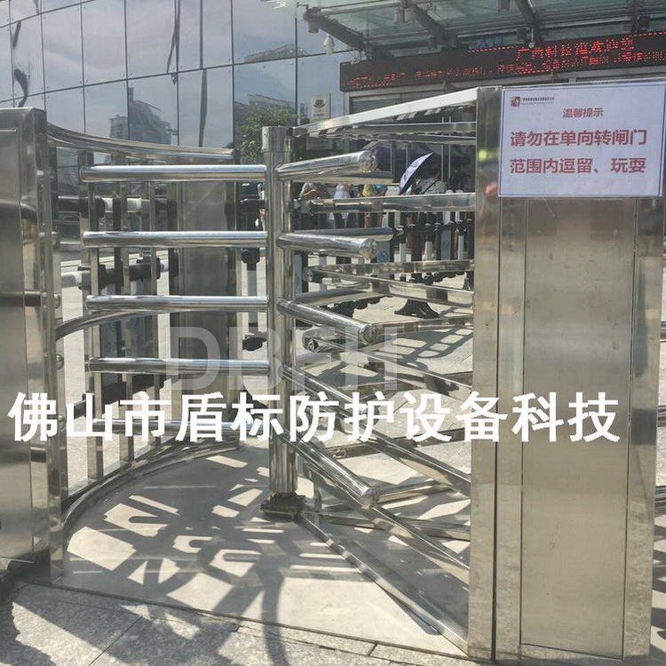 火车站出口方便门 封闭式管理通道单向拦路虎 不锈钢导向门半高旋转道闸厂家