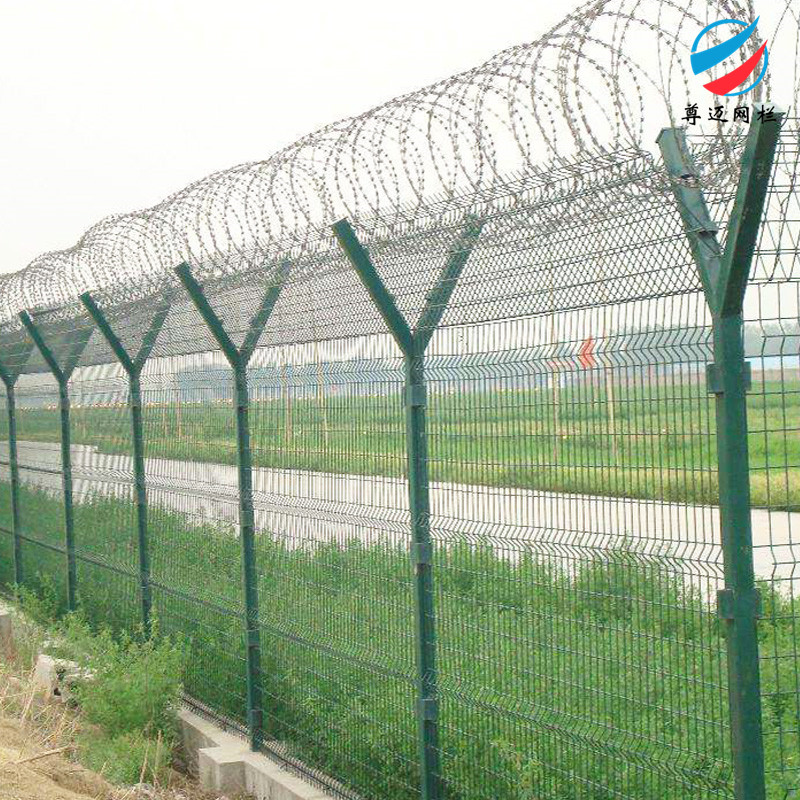 福建飞机场隔离栅 尊迈Y型柱机场护栏网 监狱防攀爬护栏网 三角折弯护栏厂家