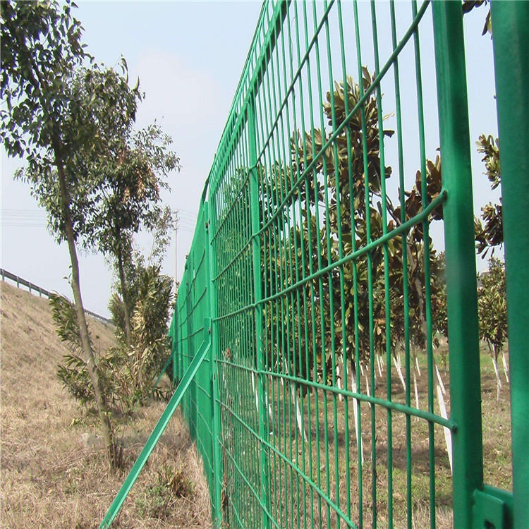 公路护栏网 绿色公路隔离栅 河道两岸绿色围栏网