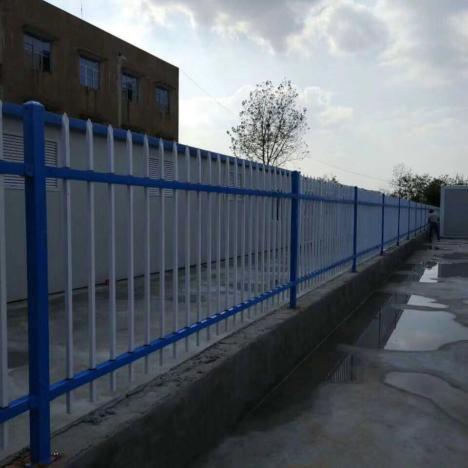 锌钢围栏 蓝白锌钢护栏 小区围墙 锌钢栅栏 厂区隔离栅 德兰供应