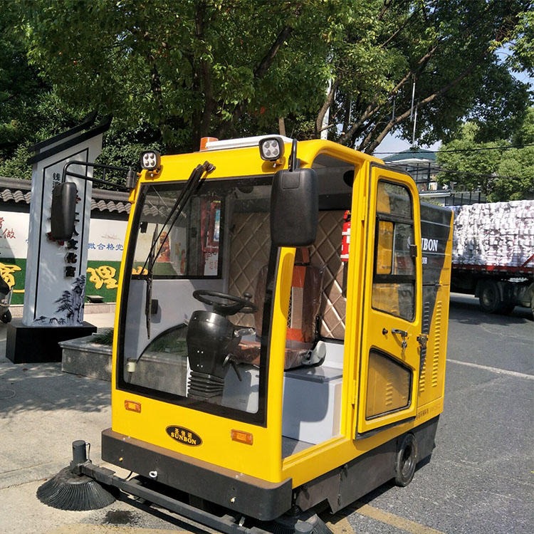 驾驶式扫地机   小型全封闭电动驾驶式扫地机  带有240L垃圾桶