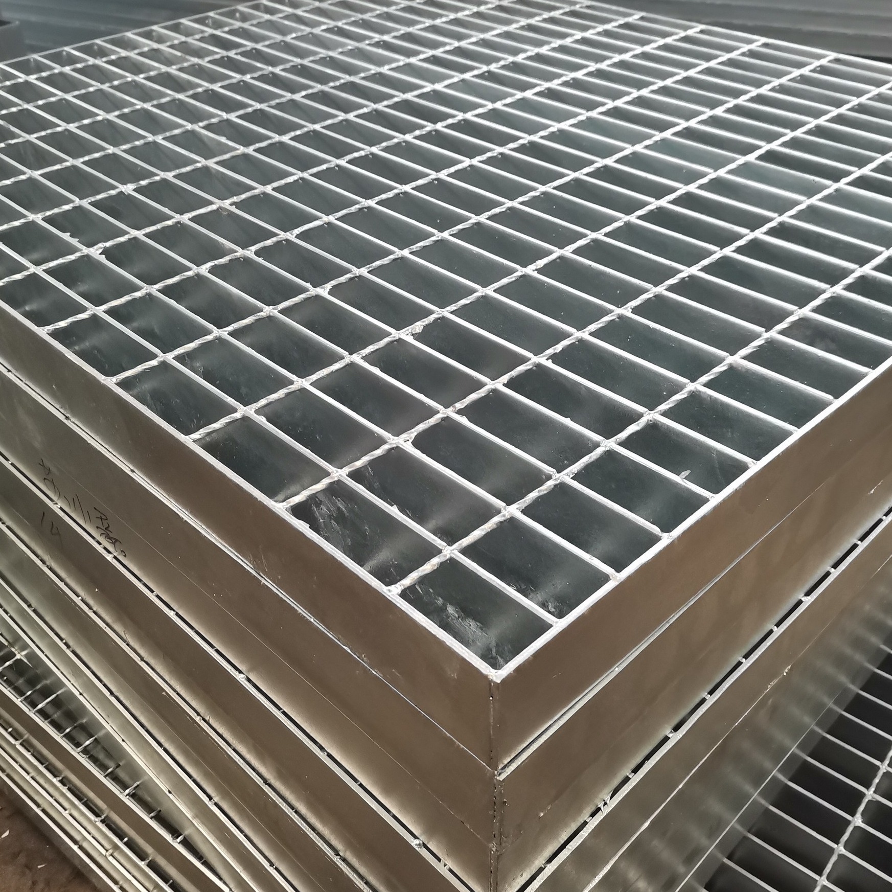 鼎佳-现货供应 热镀浸锌钢格栅板 G303/30/100 尺寸1000*1000 国标质量 质保十年