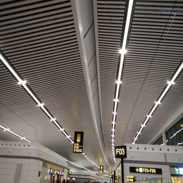 屹晟铝方通厂家直销 机场通风铝天花吊顶白色铝方通 规格可定制