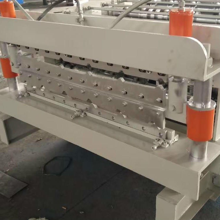 金亚机械 加工定制各种型号U型槽机器 钛钢U型槽成型机 U型槽包边机 可调型号U型槽机 订做异型设备图片