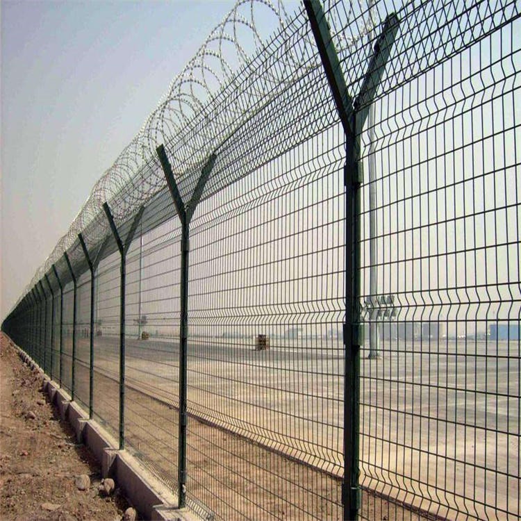 迅鹰刀片刺绳围栏   浸塑机场围栏网   威海热镀锌护栏网