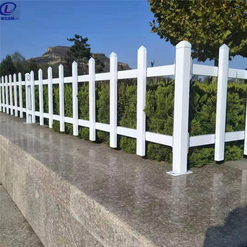 德兰厂家批发50高PVC草坪护栏 塑钢草坪护栏 草坪防护栅栏