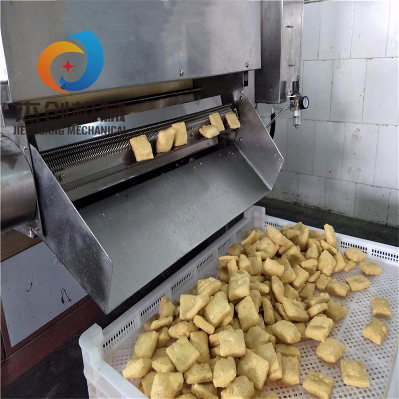 鱼豆腐油炸机设备视频 小型豆腐块油炸机器 可持续生产的鱼豆腐油炸设备图片