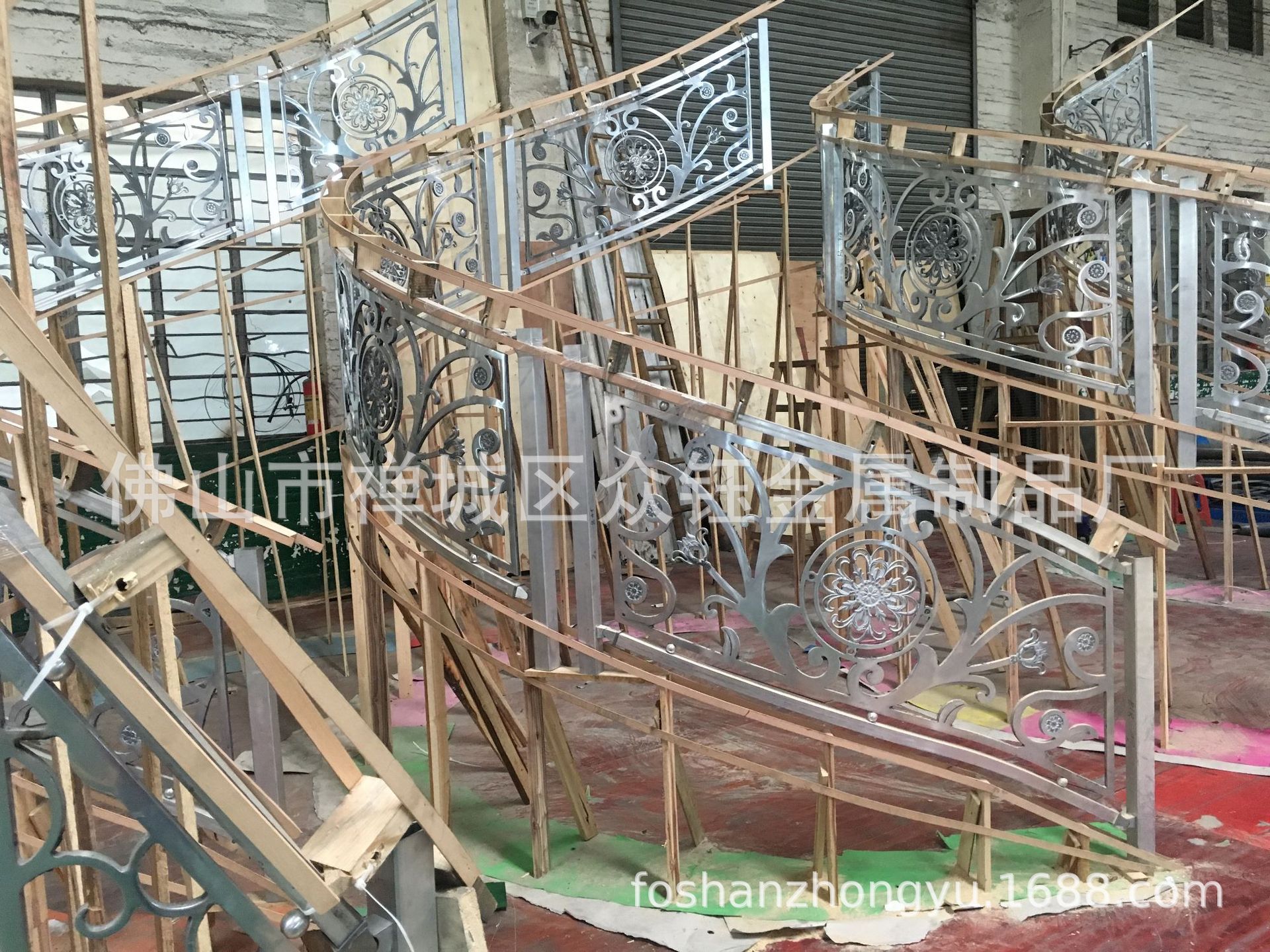 厂家直销 轻奢风镀K金铝艺楼梯护栏铝板雕刻护栏工厂示例图18