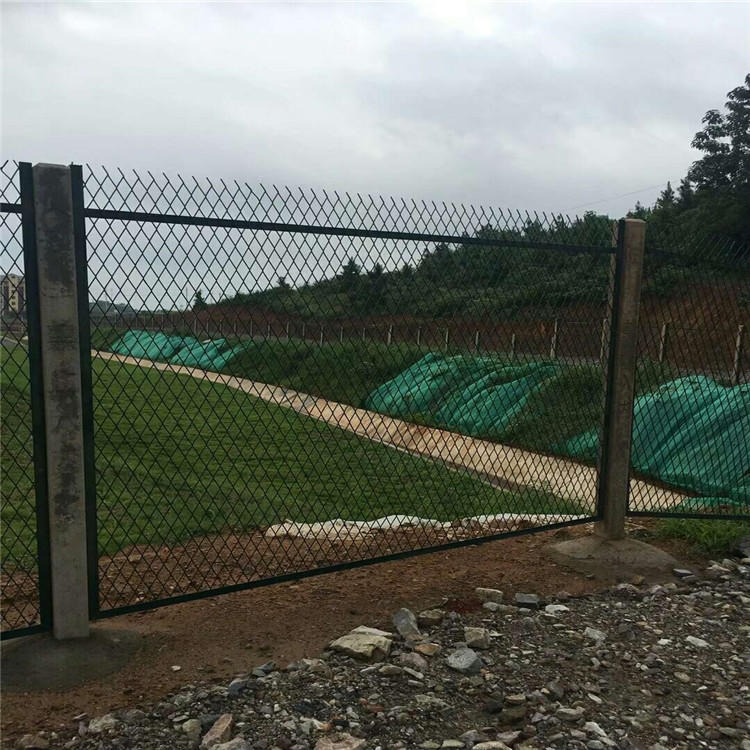 安平百瑞供应钢板网栅栏 铁路钢板网防护栅栏 蒙华铁路防护栅栏
