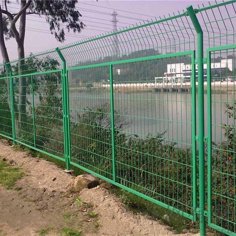 亚奇厂家供应高速护栏网 河道浸塑镀锌带边框护栏网批量定做图片