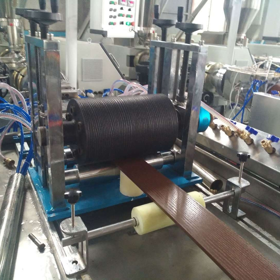 PE木塑托盘生产线PVC塑木扶手设备绿可木机器生产厂家