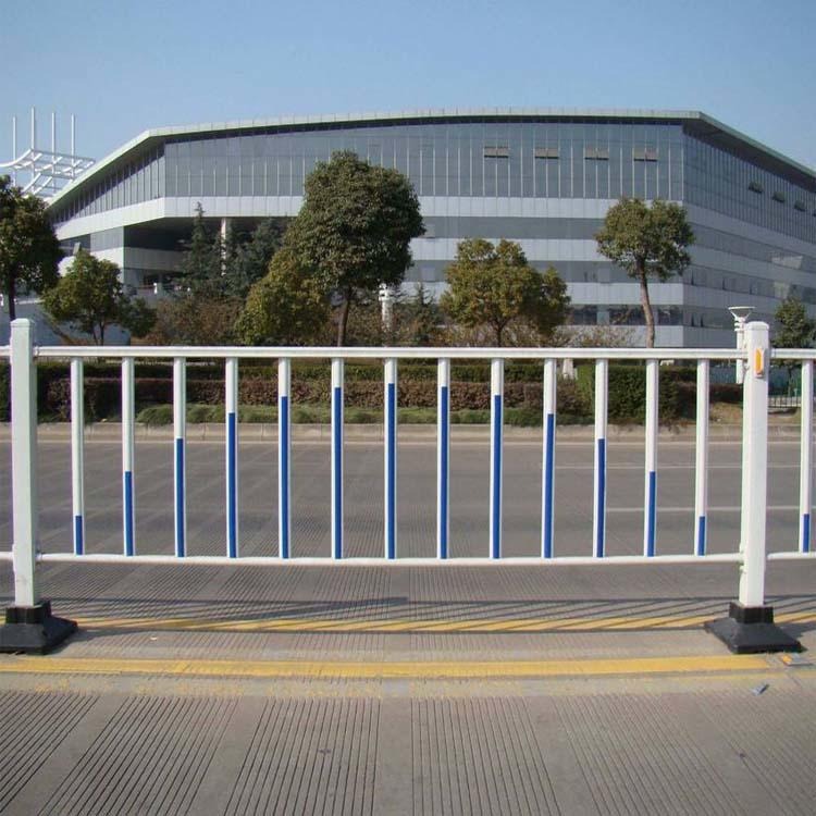 金盈车道护栏 人行道护栏 道路护栏生产厂家 锌钢市政护栏 马路护栏报价