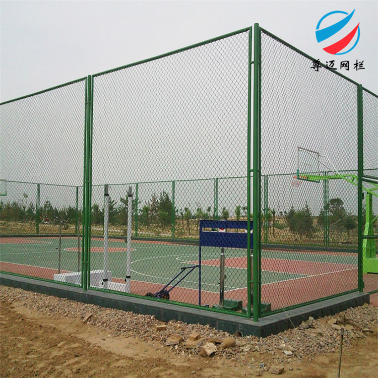江苏操场足球场围网 4米高足球场护栏 组装式网球场围栏厂家