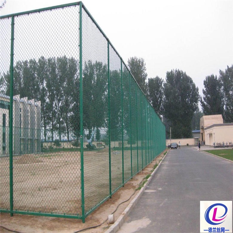 德兰球场围栏 墨绿色足球场围栏 包塑勾花网球场围栏现货直销
