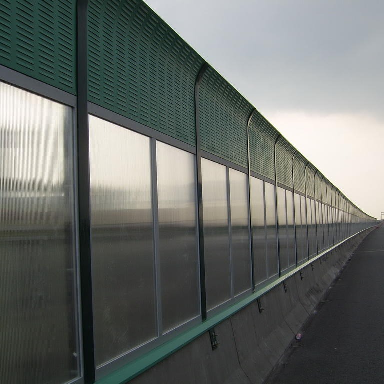 镀锌板直立型、玻璃钢、高铁、铁路、城际铁路、城市轻轨周边声屏障、隔音墙、吸声屏障、消声百叶窗加工厂家 茂群丝网