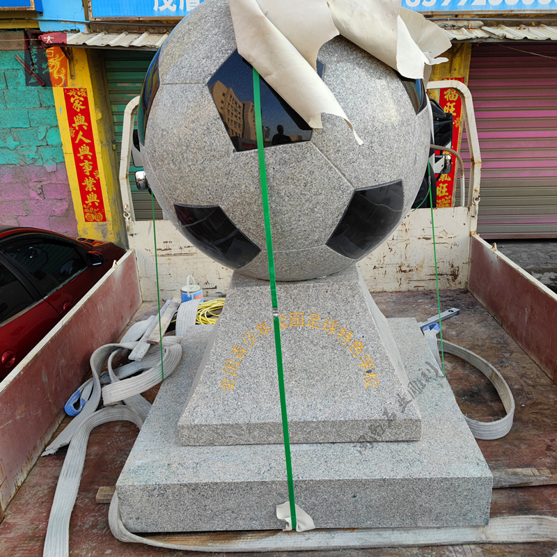 足球雕塑 校园足球石雕示例图1