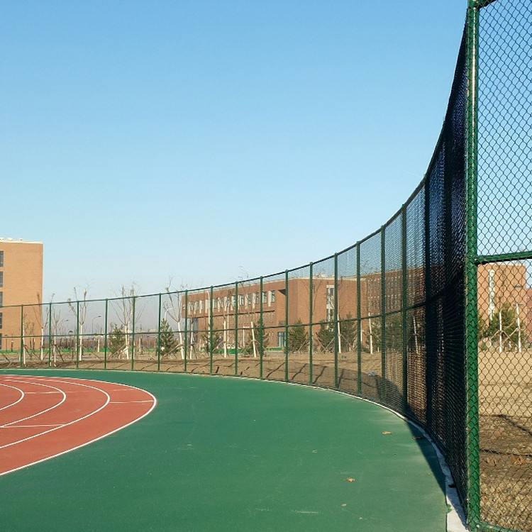 迅鹰体育场围栏网颜色型号均可定制  组装式体育场围栏网安装灵活  双层加高定制体育场围栏