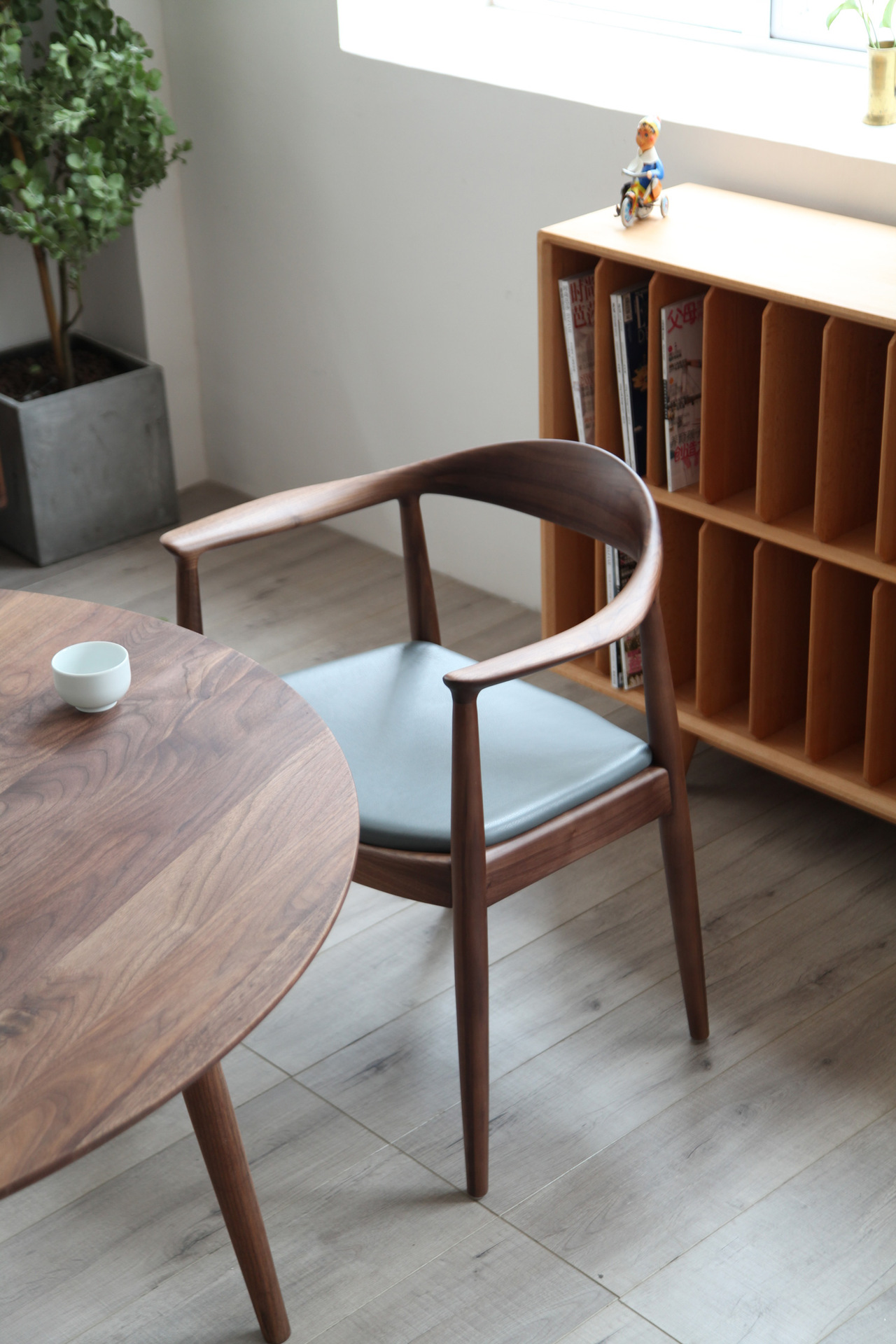 酒店现代简约西餐厅书房椅子肯尼迪椅黑胡桃实木超千皮餐椅示例图2